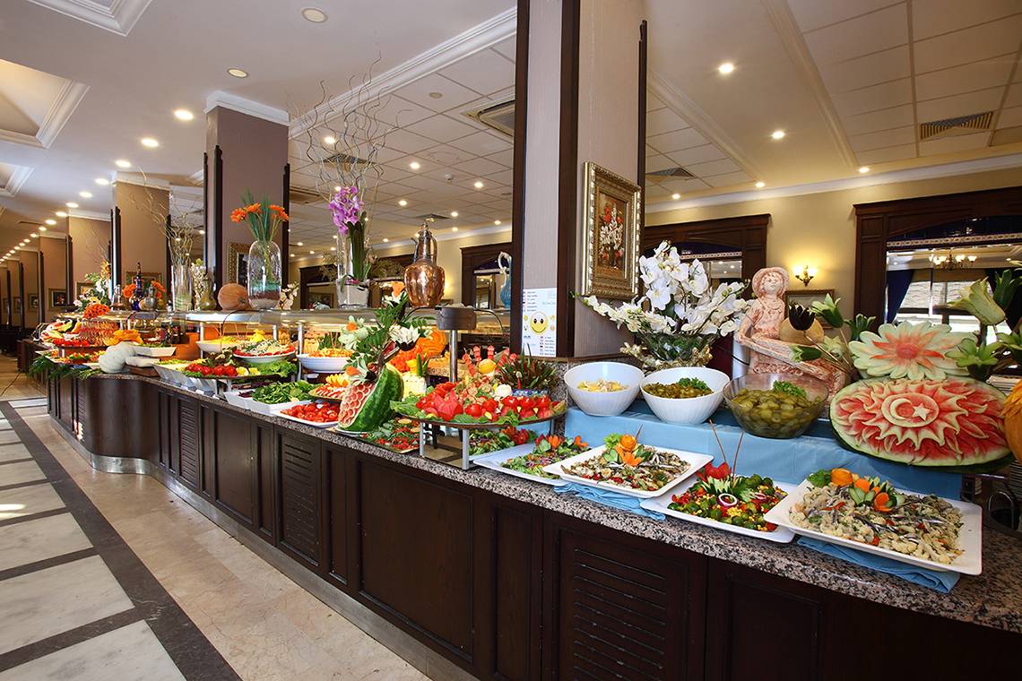 Buffet-Tisch im Club Yali Hotels & Resort mit verschiedenen Gerichten und Dekorationen.