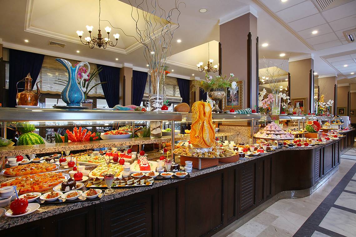 Ein Buffettisch im Club Yali Hotels & Resort mit einer Vielzahl von Gerichten.