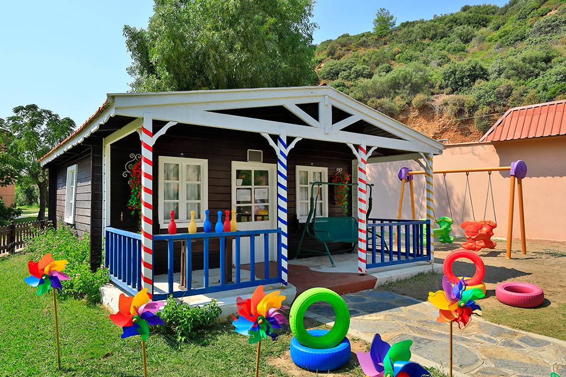 Ein kleines Haus mit bunten Spielgeräten vor dem Club Yali Hotels & Resort.