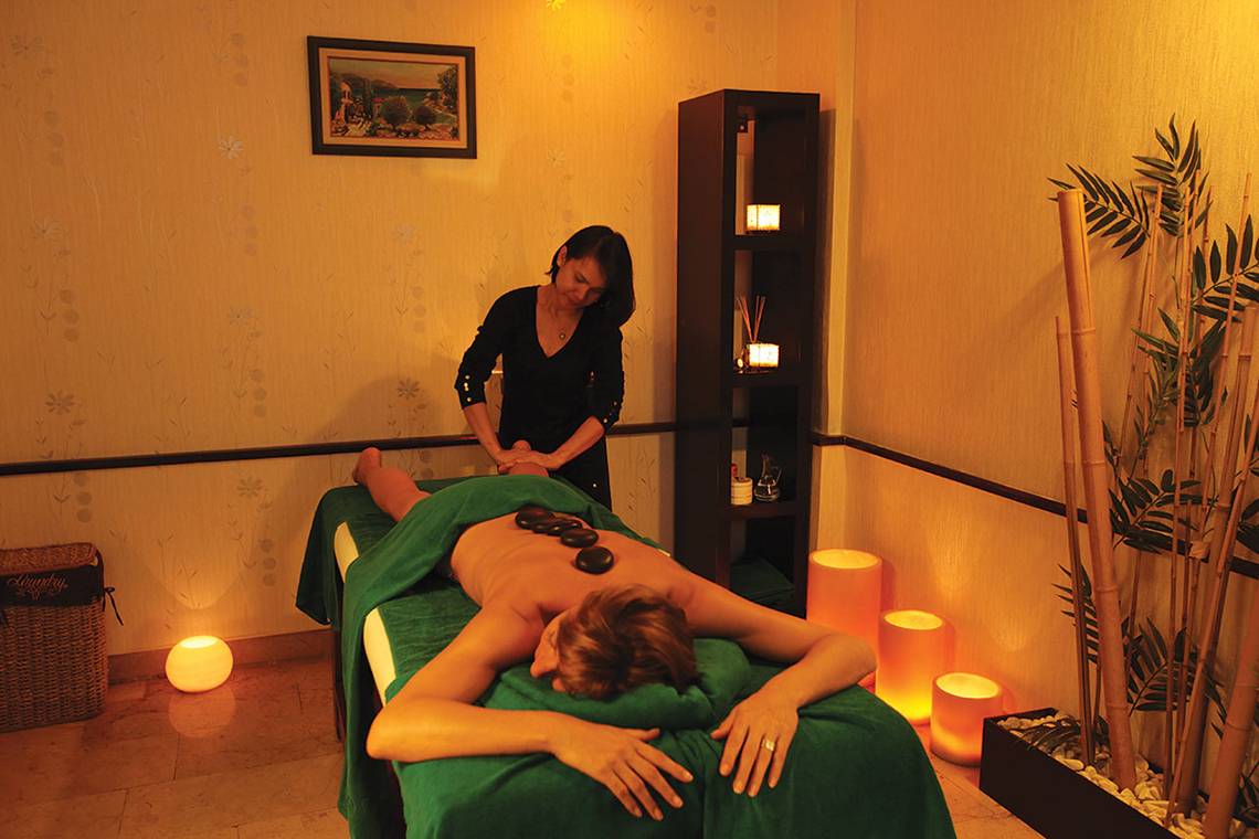 Massagebehandlung im Club Yali Hotels & Resort, wo ein Mann eine Massage genießt.