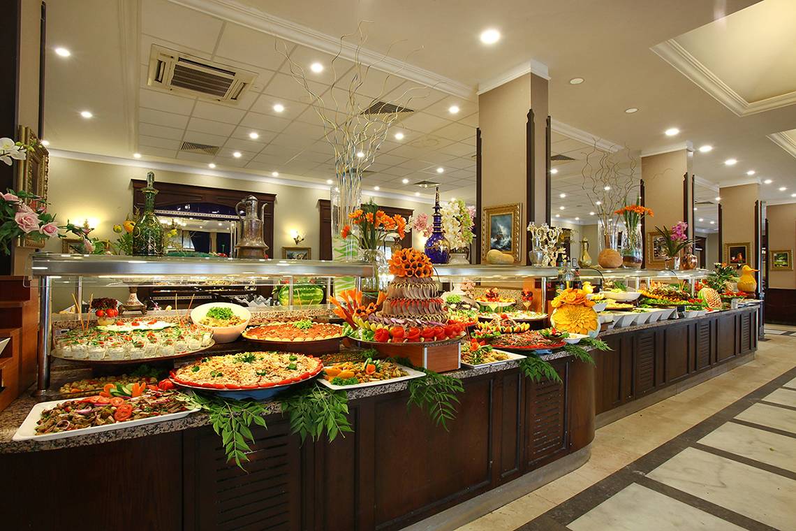 Buffet im Club Yali Hotels & Resort mit verschiedenen Gerichten und Dekorationen.