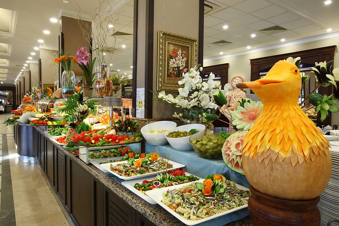 Buffet-Tisch im Club Yali Hotels & Resort mit verschiedenen Gerichten und Dekorationen.