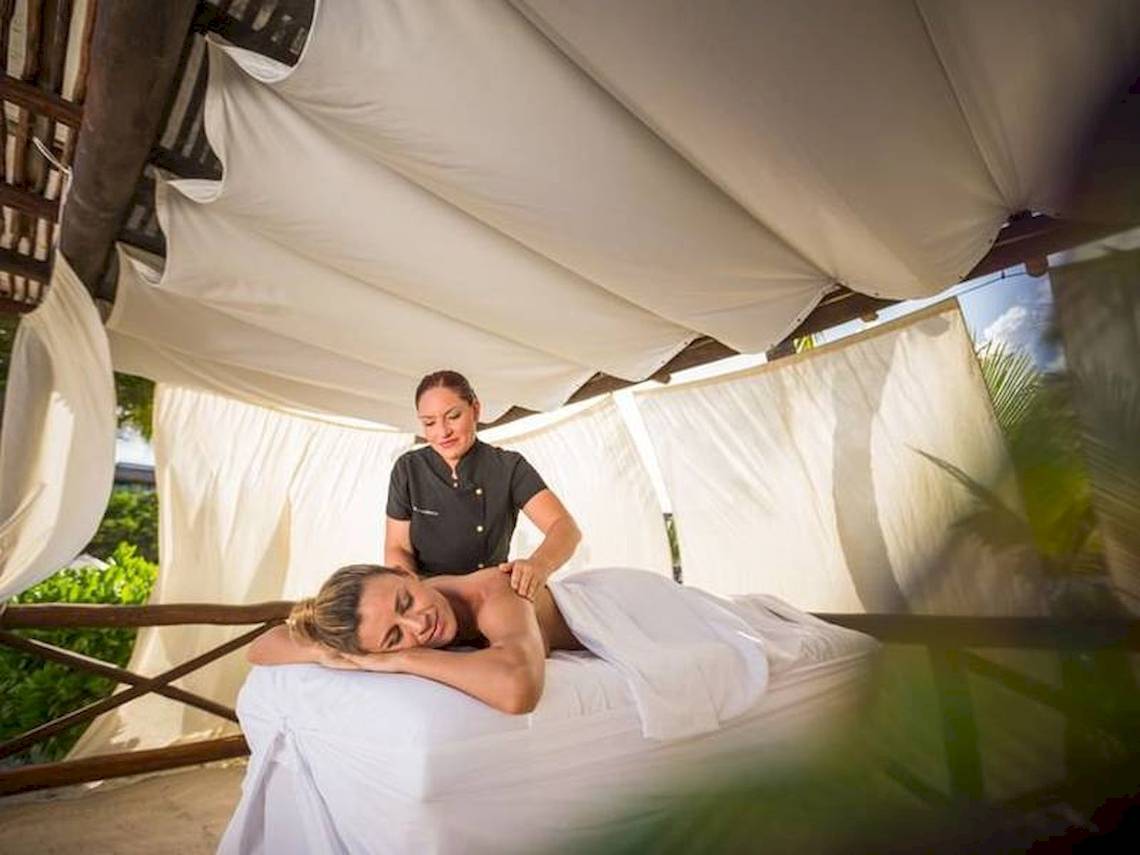Massage unter Baldachin im BlueBay Grand Esmeralda Hotel