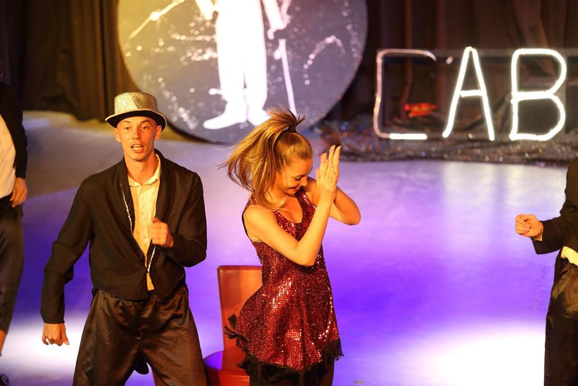 Cabaret-Show im Lyttos Beach Hotel mit einer Tänzerin und einem Tänzer auf der Bühne.