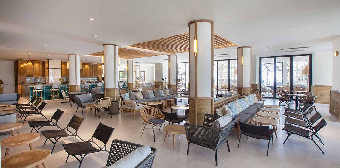 Lobby-Lounge-Bereich des Corallium Dunamar Garden by Lopesan Hotels mit Möbeln und Sitzgelegenheiten.