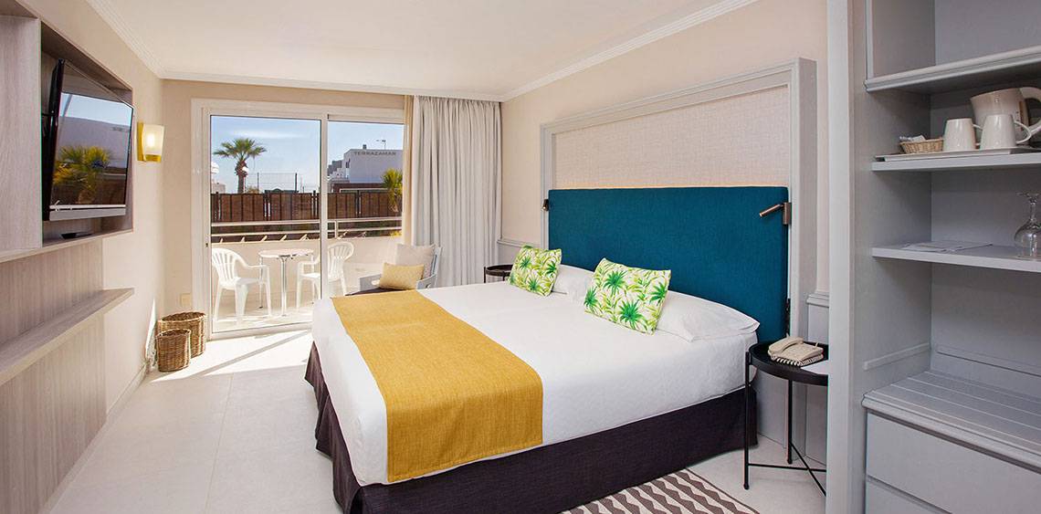 Doppelzimmer im Corallium Dunamar Garden by Lopesan Hotels mit Balkon, Fernseher und bequemem Bett