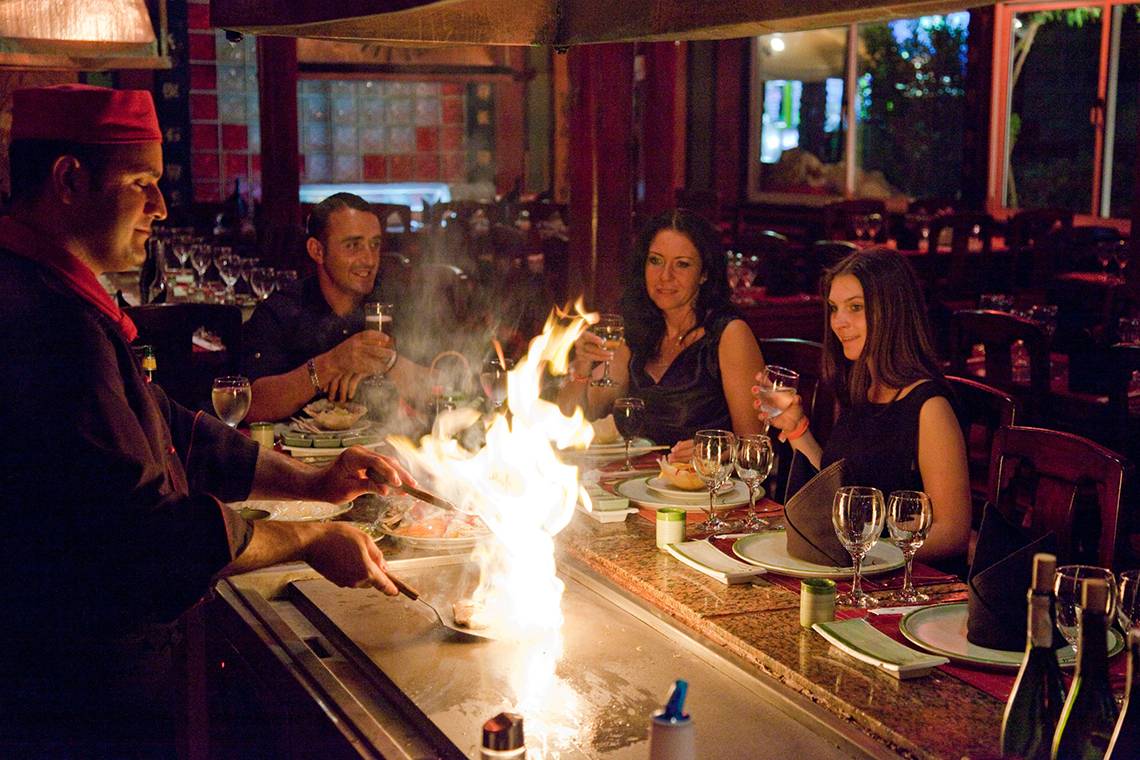 Ein Koch zündet ein Feuer in einer Pfanne in einem Restaurant namens Ghazala Beach.
