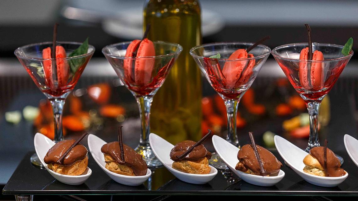 Cocktails und Desserts im Princess Andriana Resort & Spa auf einem schwarzen Tisch.