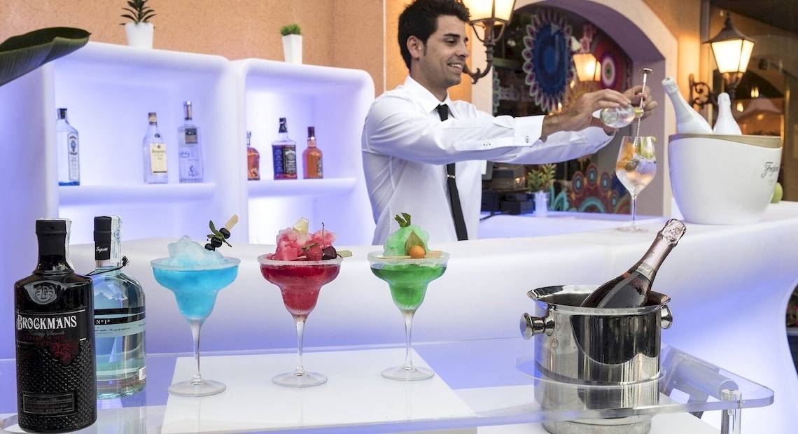 Cocktailbar im Occidental Playa de Palma Hotel mit verschiedenen Cocktails und Spirituosen.