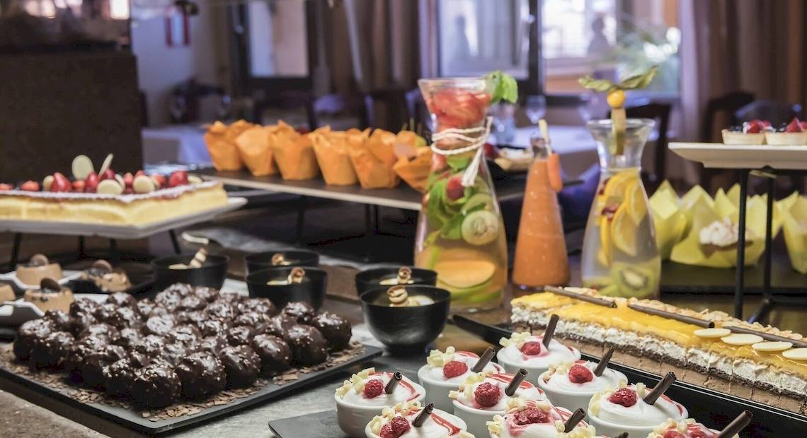Buffet mit verschiedenen Desserts im Occidental Playa de Palma Hotel.