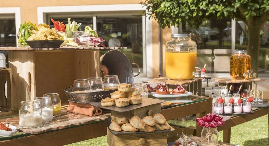 Buffet im Occidental Playa de Palma Hotel mit verschiedenen Snacks, Getränken und Dekoration.