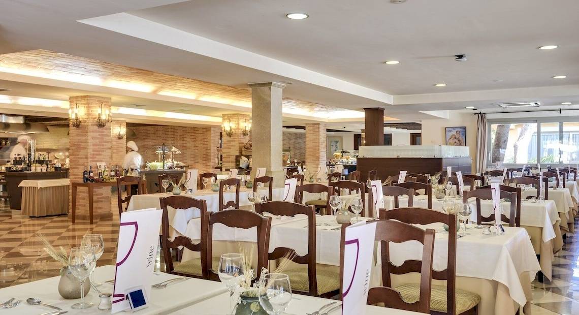 Innenansicht des Restaurants im Occidental Playa de Palma Hotel mit gedeckten Tischen und Stühlen.