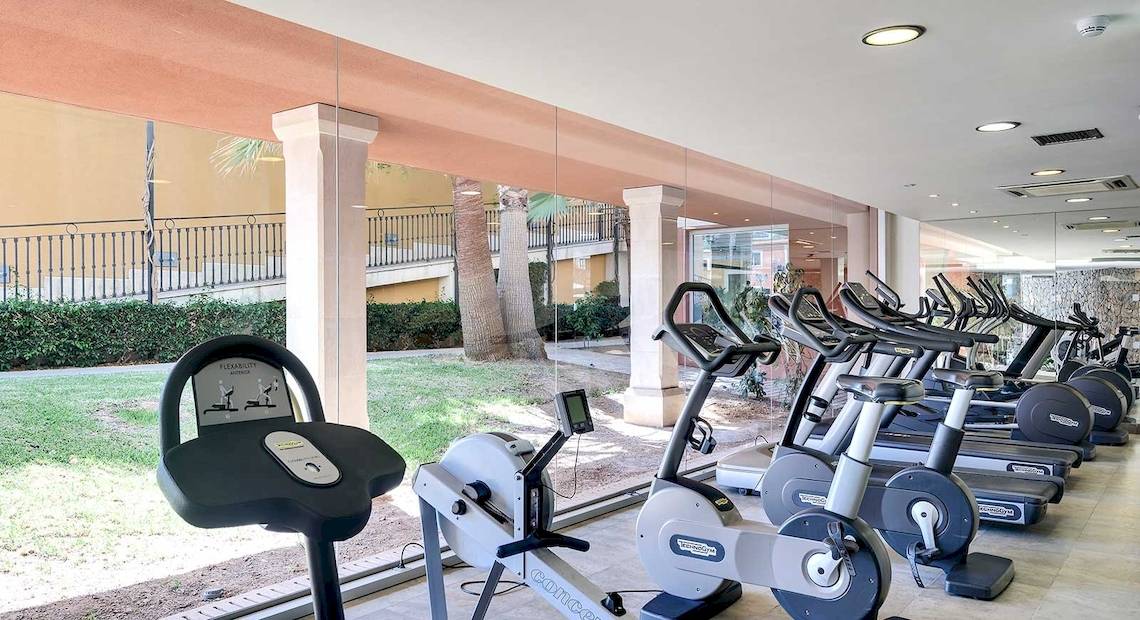 Fitnessstudio im Hotel Occidental Playa de Palma mit vielen Laufbändern und Trainingsgeräten.