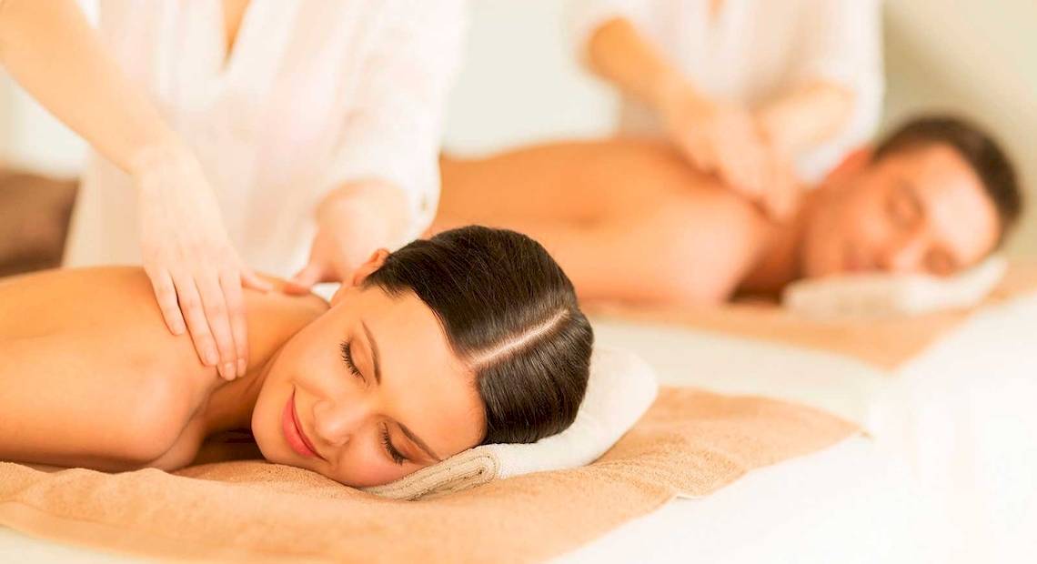 Massage im Hotel Occidental Playa de Palma mit einer Frau, die eine Massage genießt und einem Mann, der entspannt schläft.