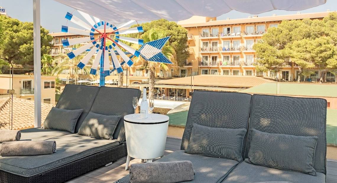 Hotel Terrasse mit Liegen und Getränken, Blick auf das Occidental Playa de Palma