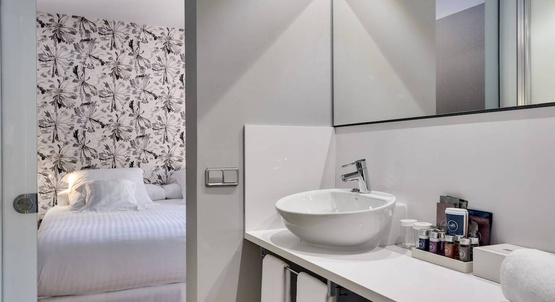 Badezimmer des Occidental Playa de Palma Hotels mit weißen Möbeln und einem Waschbecken.
