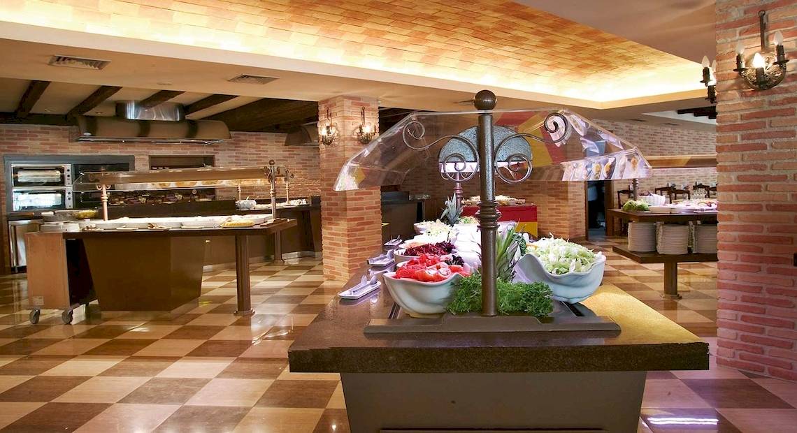 Buffetbereich im Hotel Occidental Playa de Palma mit verschiedenen Speisen und Geschirr.