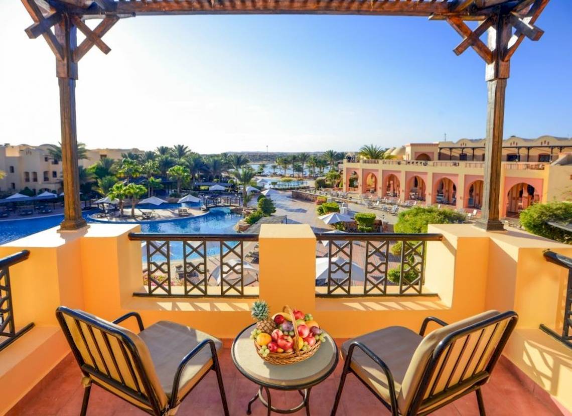 Terrasse des Steigenberger Coraya Beach Hotels mit Blick auf den Pool und das Resort