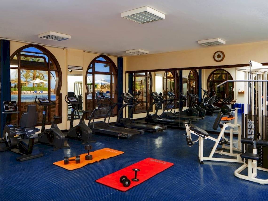 Fitnesscenter im Steigenberger Coraya Beach Hotel mit Blick auf den Pool.