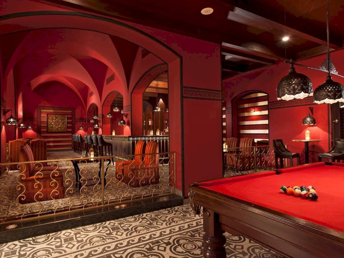 Der Poolbereich des Steigenberger Coraya Beach Hotels mit rotem Billardtisch und viktorianischem Interieur.