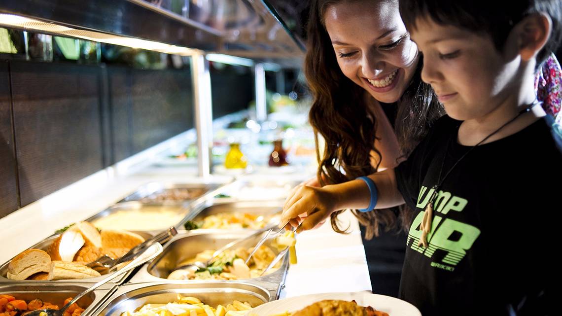 Frau und Kind am Buffettisch im Cornelia Diamond Golf Resort & Spa
