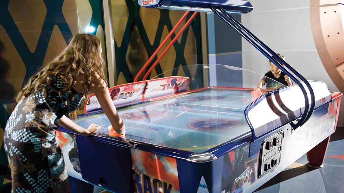 Zwei Personen spielen Air Hockey im Cornelia Diamond Golf Resort & Spa.