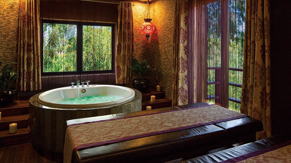 Behandlungsraum im Cornelia Diamond Golf Resort & Spa mit Badewanne und Fenstern.