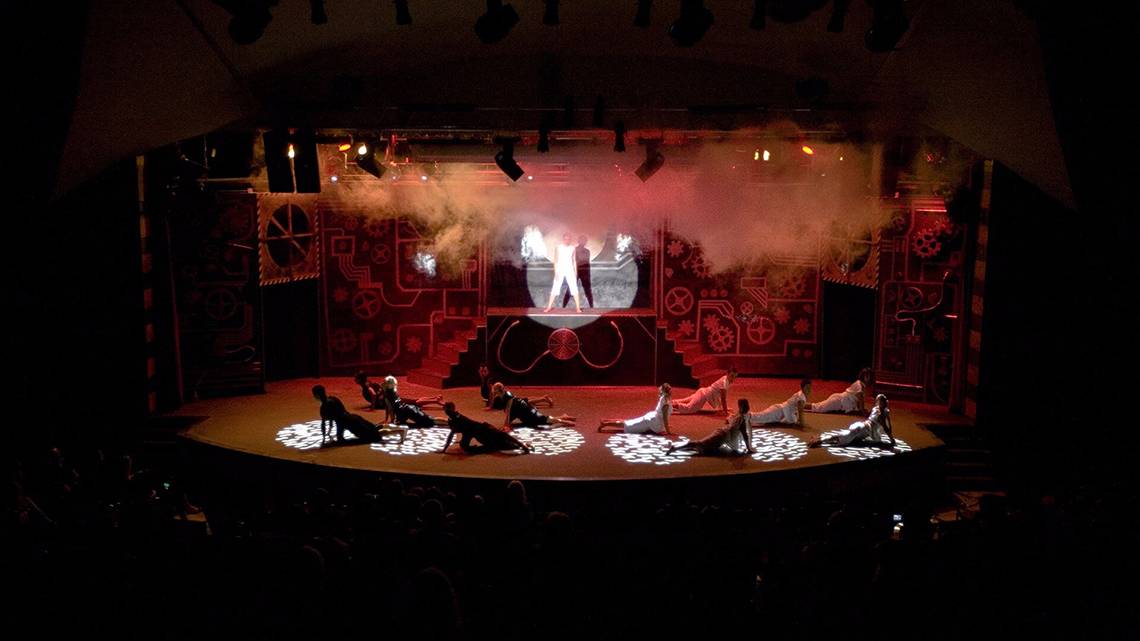Cornelia Diamond Golf Resort & Spa Theater Aufführung mit roten Lichtern und Nebeleffekten auf der Bühne.