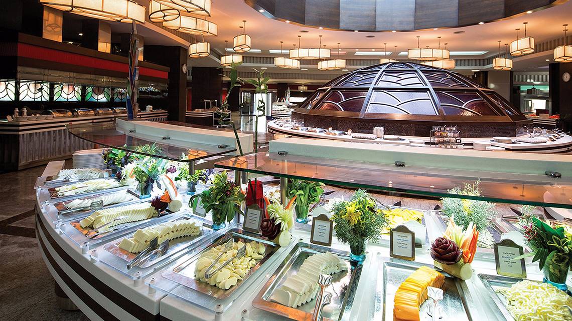 Buffet Halle im Cornelia Diamond Golf Resort & Spa mit verschiedenen Gerichten und Dekoration.
