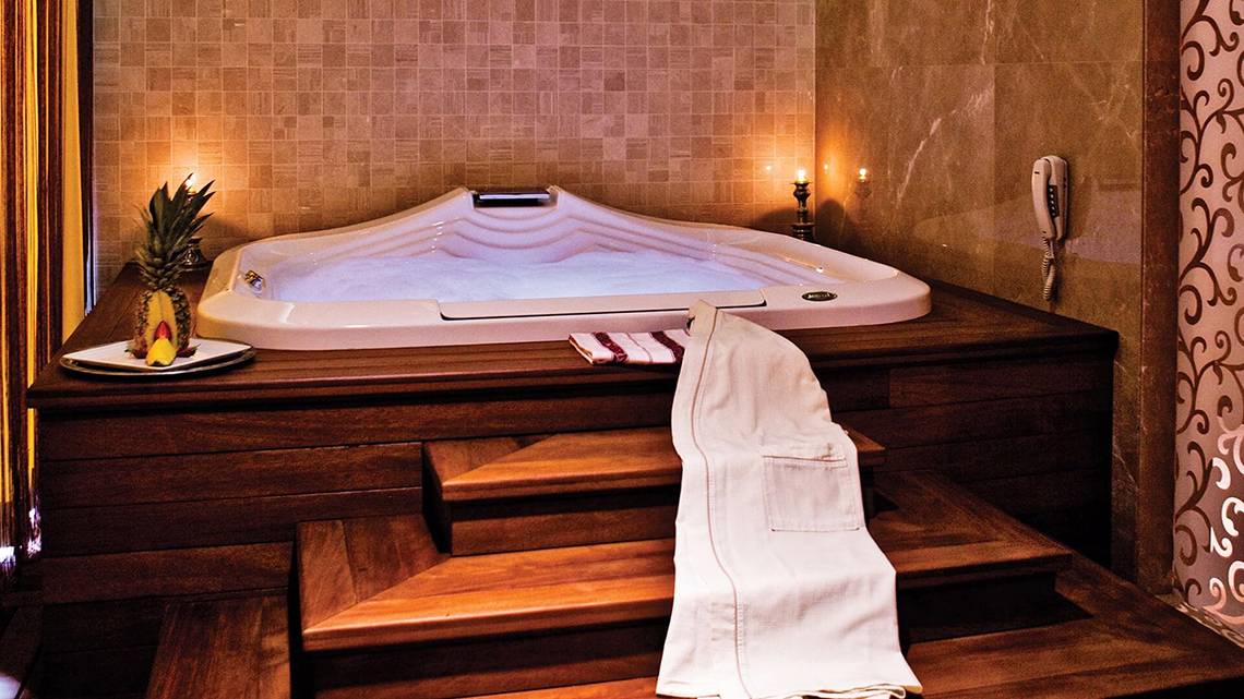 Jacuzzi im Cornelia Diamond Golf Resort & Spa mit Lichtern und tropischen Früchten.