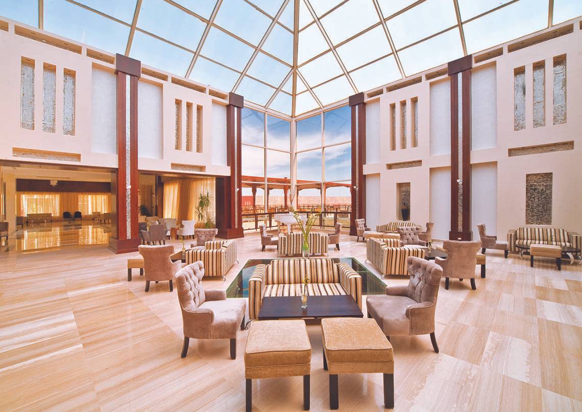 Lobby im Sunrise Crystal Bay Resort mit Marmorboden und geometrischer Glaskuppel.