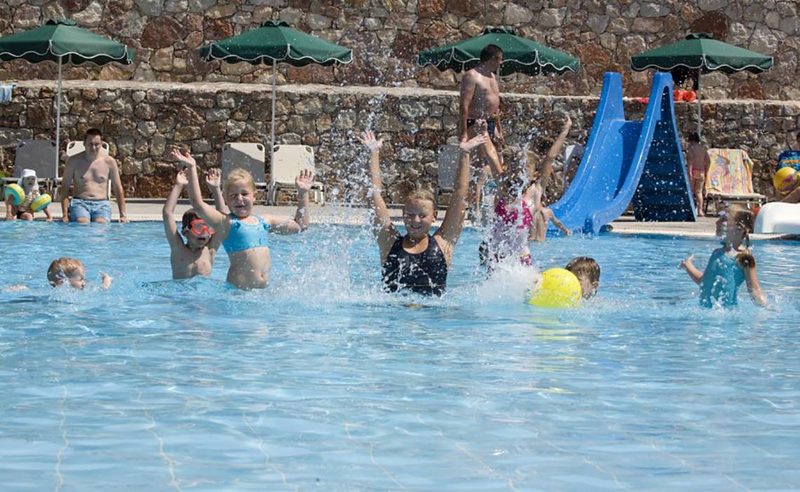 Kinder spielen im Schwimmbad am Atlantica Mikri Poli Rhodes