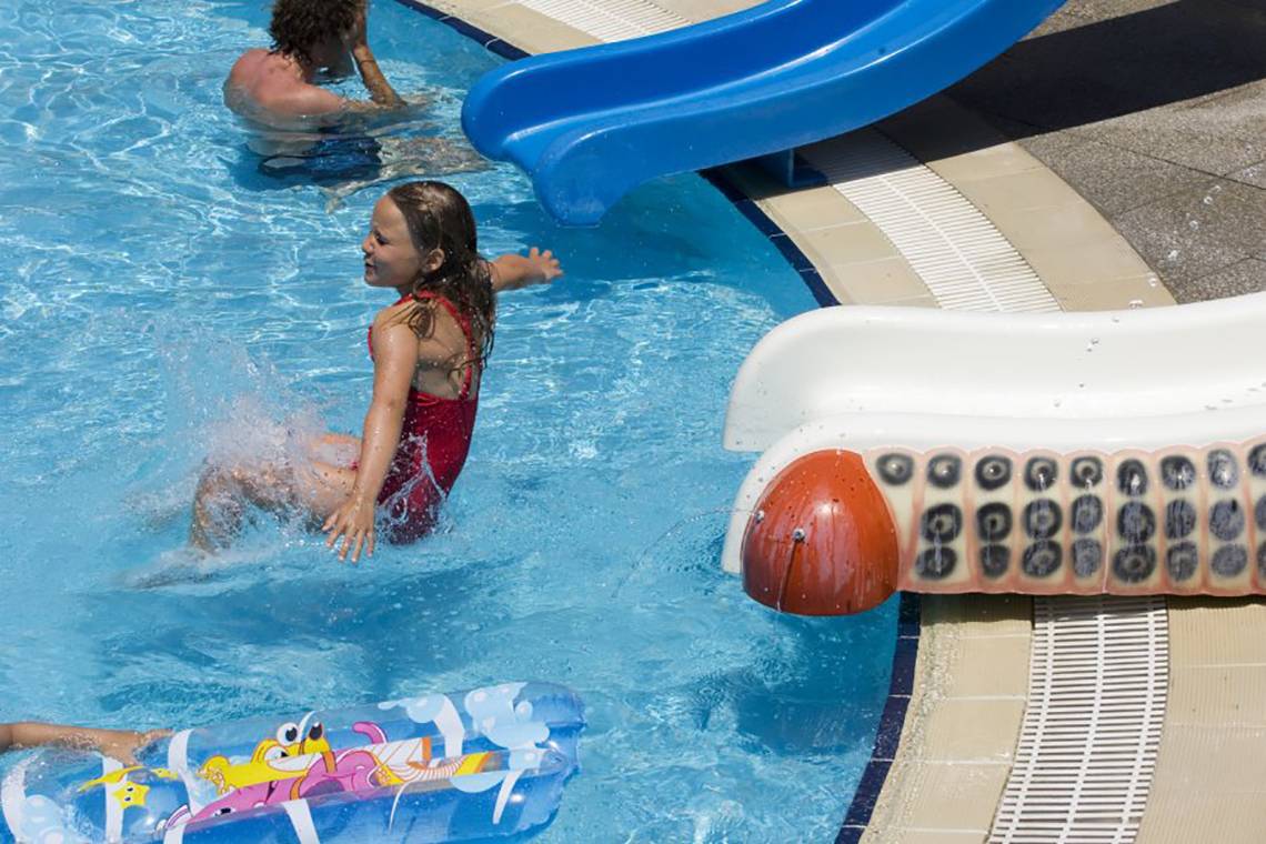 Kinder schwimmen im Pool des Atlantica Mikri Poli Rhodes