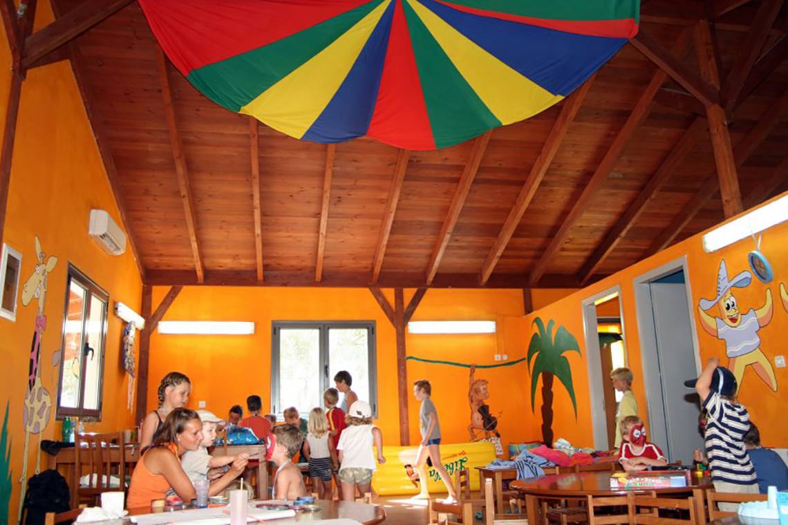 Kinderclub im Hotel Atlantica Mikri Poli Rhodes mit bunten Wänden und Decken.