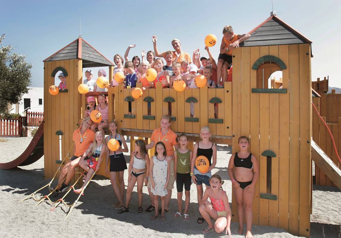 Gruppenfoto von Kindern und Betreuern im Spielhaus des Atlantica Mikri Poli Hotels auf Rhodos