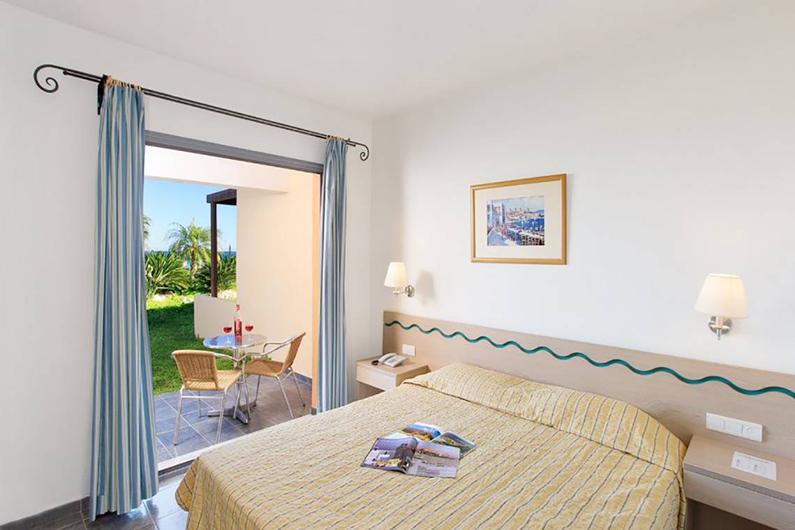 Hotelzimmer im Atlantica Mikri Poli Rhodes mit Blick auf einen Garten und Balkon