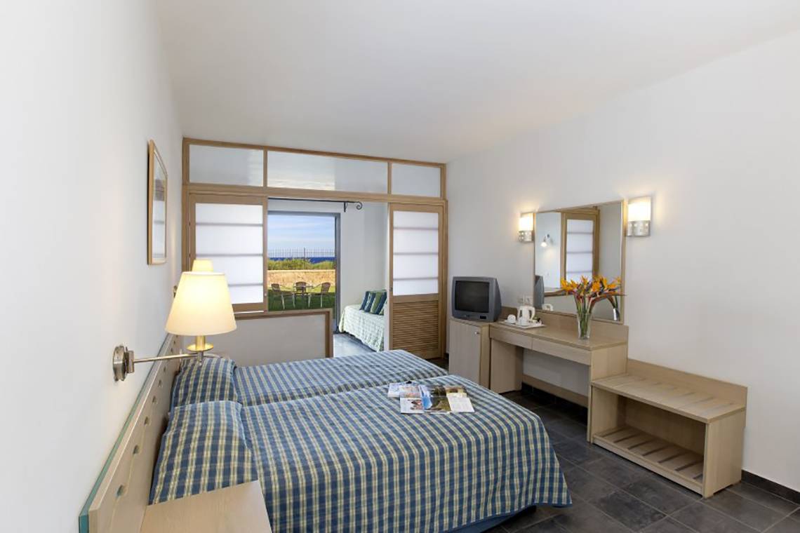 Doppelbettzimmer im Atlantica Mikri Poli Hotel auf Rhodos mit Meerblick und moderner Einrichtung.