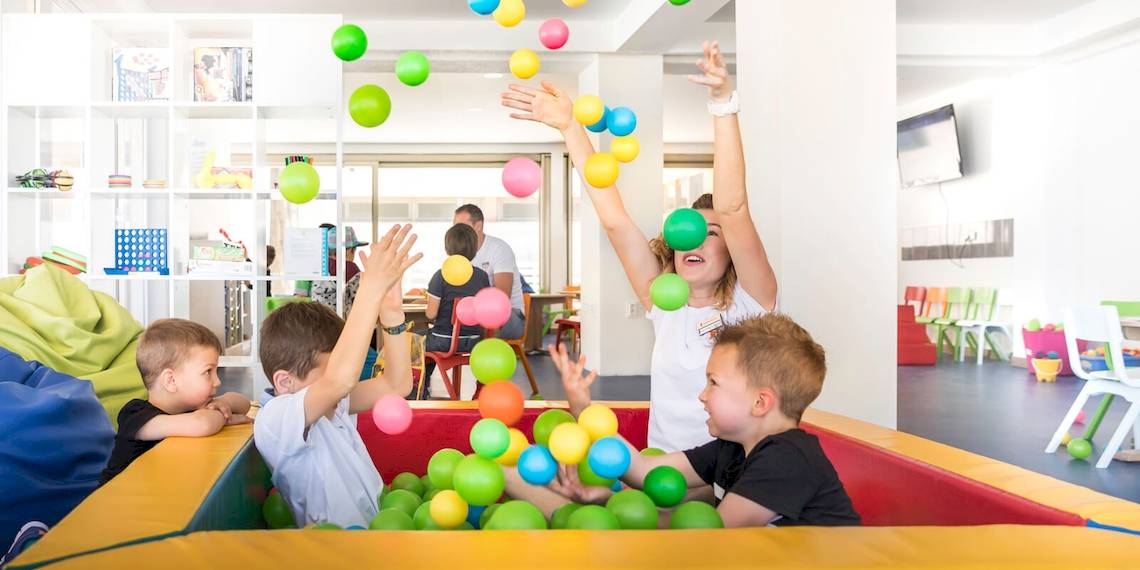 Remisnens Hotel Epidaurus Kinder spielen mit bunten Bällen in einem Ballbecken.