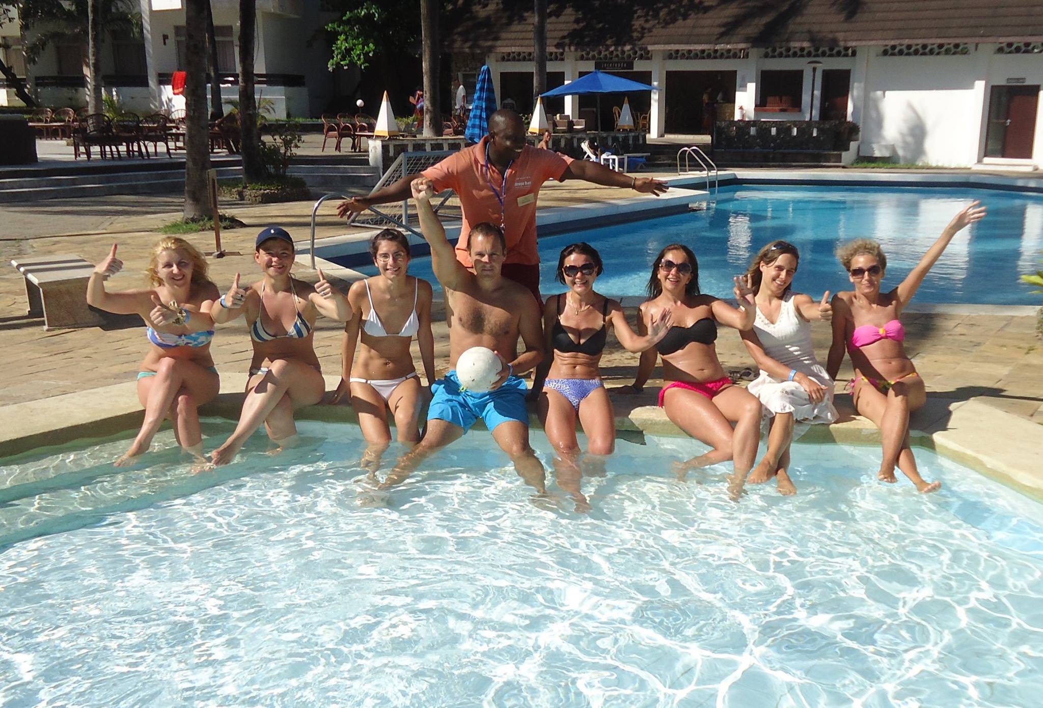 Gruppe im Pool vor dem Kenia Bay Beach Hotel