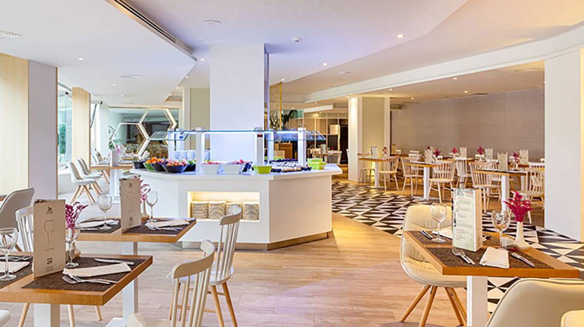 Innenansicht des TigOTAN Lovers & Friends Restaurants mit gepflegten Tischen und Buffet.