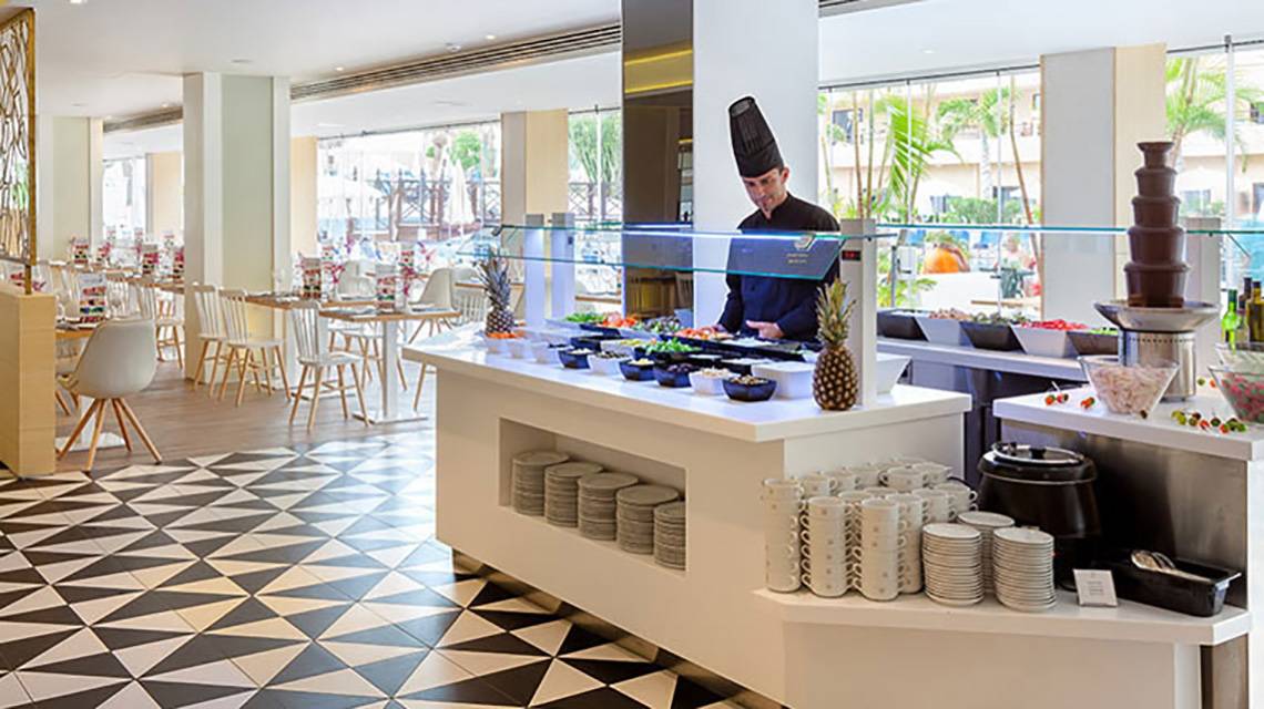 Buffet Tisch im Hotel Tigotan Lovers & Friends mit verschiedenen Speisen und Getränken.