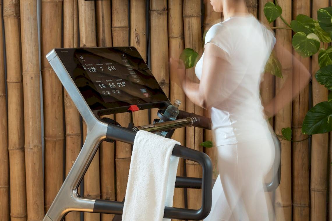 Frau läuft auf einem Laufband im Katikies Chromata Hotel auf Santorini.