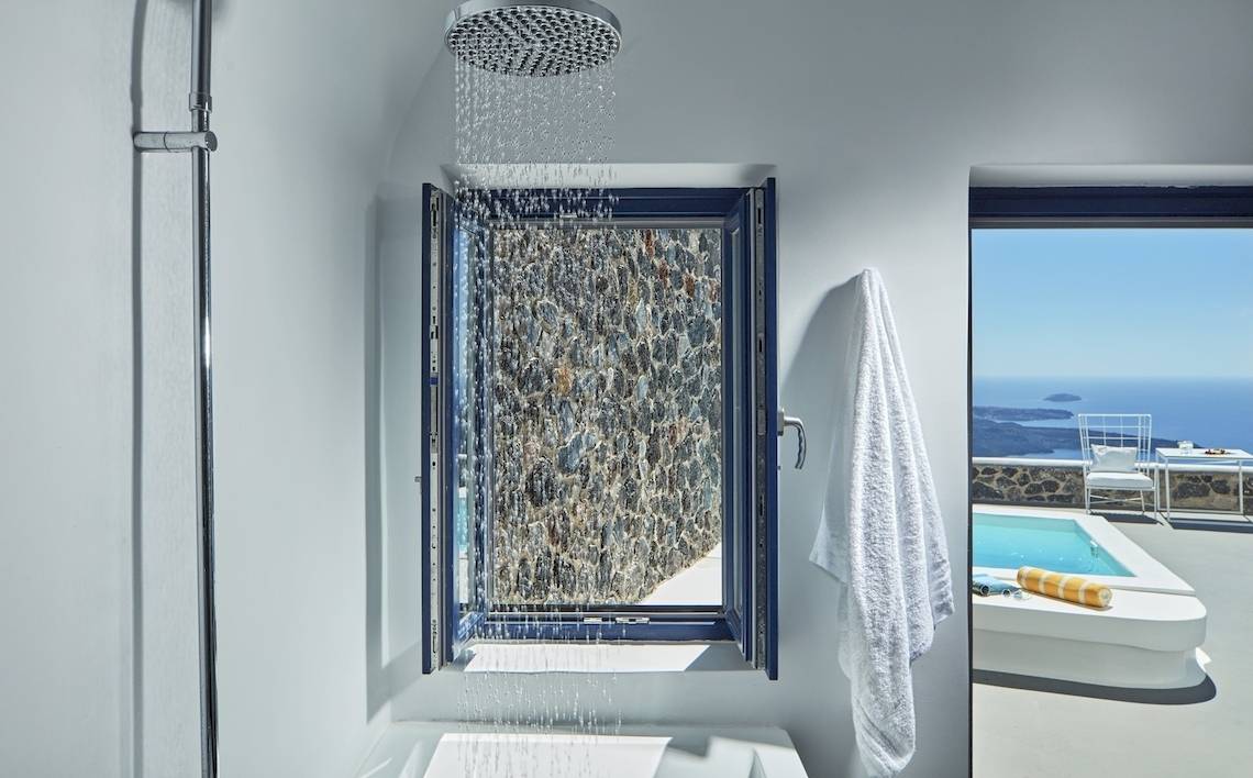 Badezimmer im Katikies Chromata Santorini mit Dusche und Meerblick