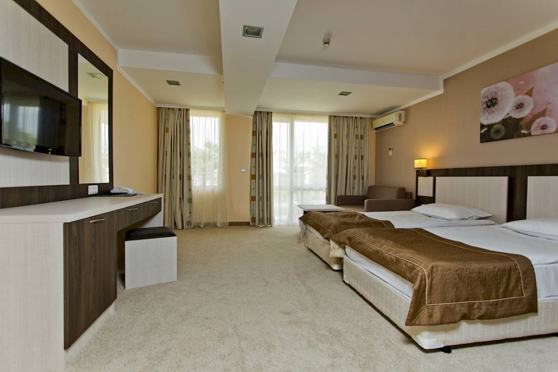 Doppelbett Zimmer im DIT Evrika Beach Club Hotel mit modernem Interieur und zwei Betten.