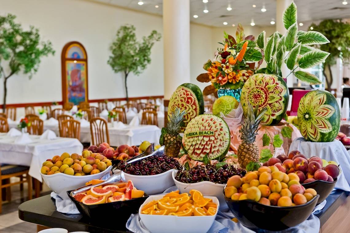 Buffet im DIT Evrika Beach Club mit verschiedenen Früchten und Wassermelonen-Skulpturen.