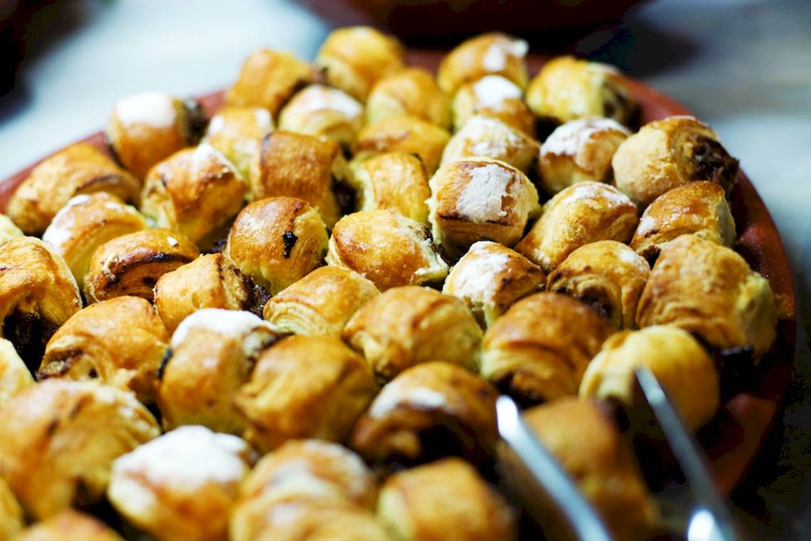 Nahaufnahme von vielen Croissants auf einem Tablett im DIT Evrika Beach Club.
