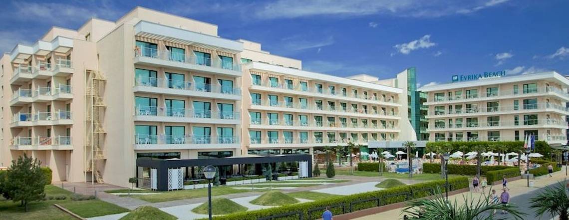 Außenansicht des DIT Evrika Beach Club Hotels mit mehreren Stockwerken und vielen Fenstern.