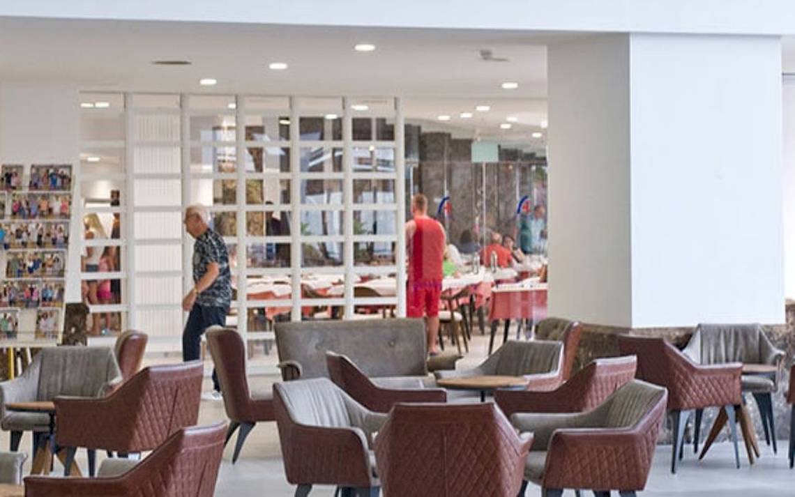 Innenbereich des Alexandre Hotel Gala mit Gästen, die sitzen und stehen, und Möbeln wie Stühlen und Tischen.