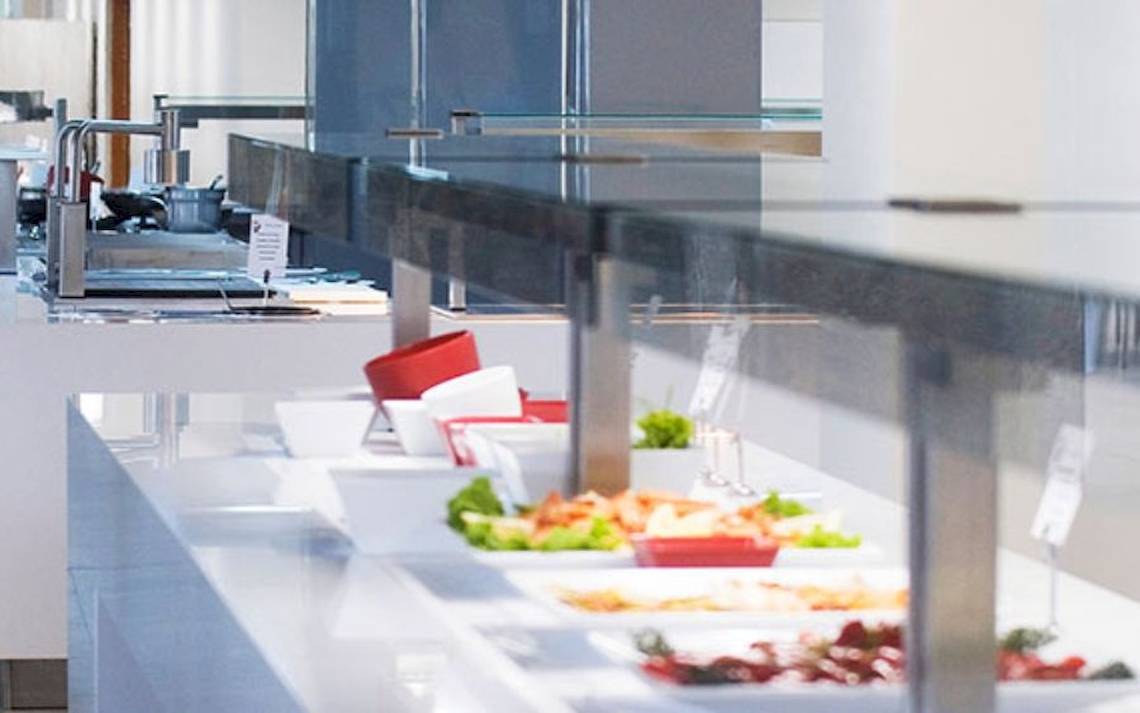 Buffet im Speisebereich des Alexandre Hotel Gala mit verschiedenen Gerichten und Salaten.