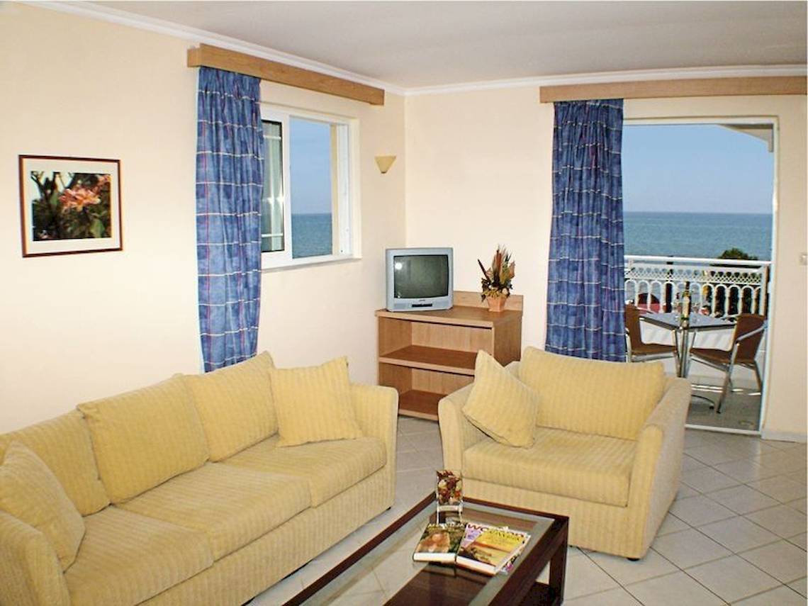 Wohnzimmer im Poseidon Beach Hotel mit Blick auf den Balkon und das Meer